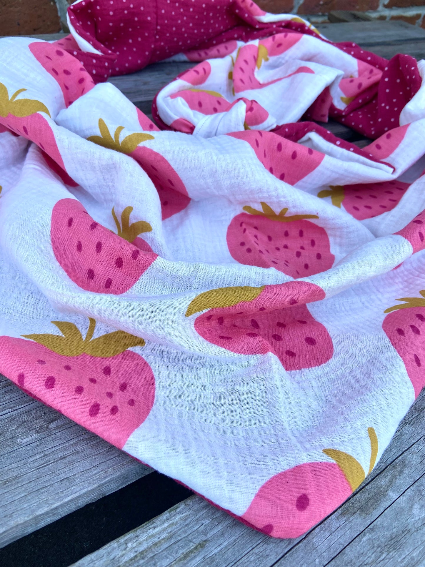 XXL Musselin Wende - Dreieckstuch / großes Tuch Damen / Geschenk Geburtstag Mama / Pünktchen Erdbeere / Muttertag