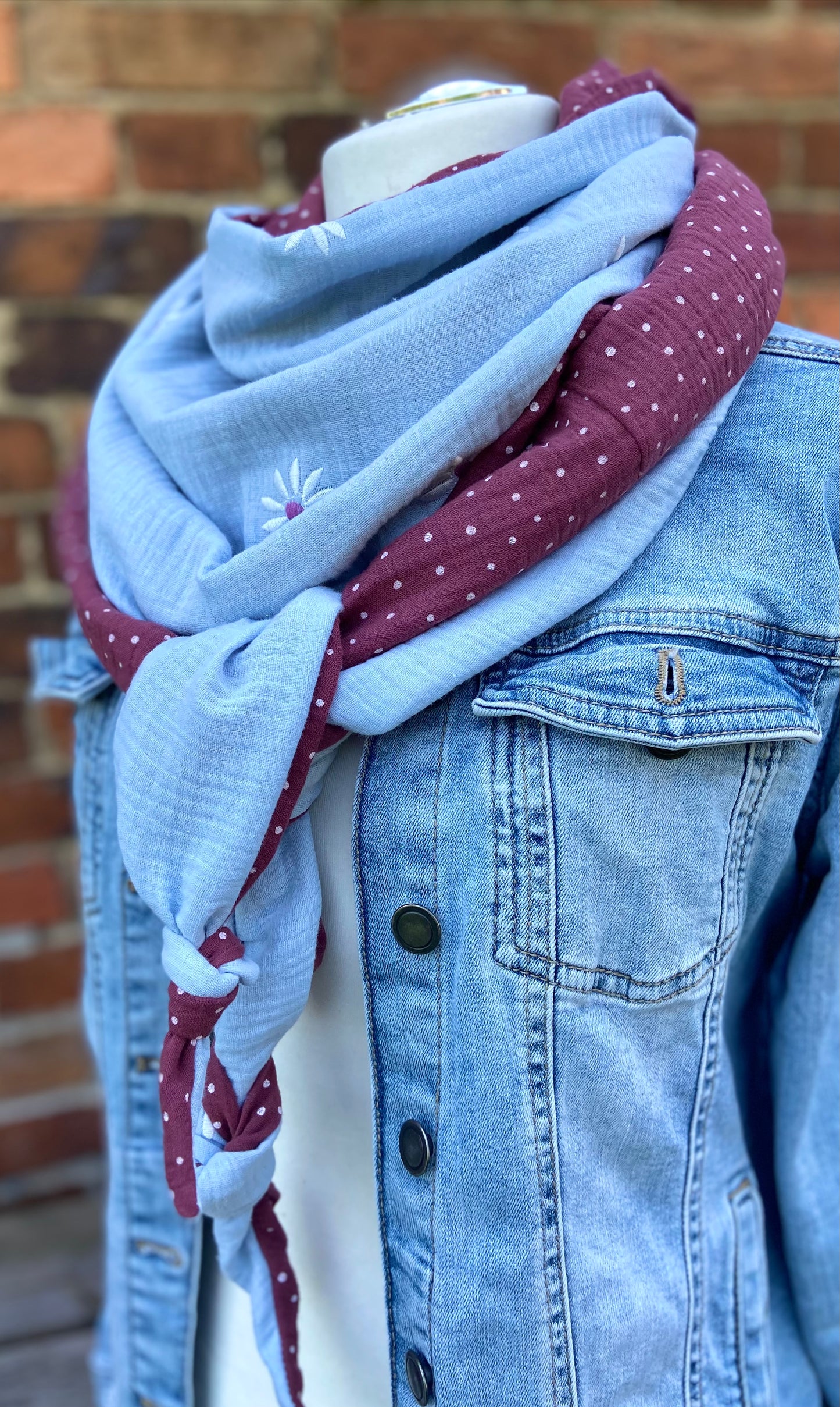 XXL Musselin Wende - Dreieckstuch / großes Tuch Damen / Geschenk Geburtstag Mama / Margerite hellblau beere Pünktchen / Muttertag