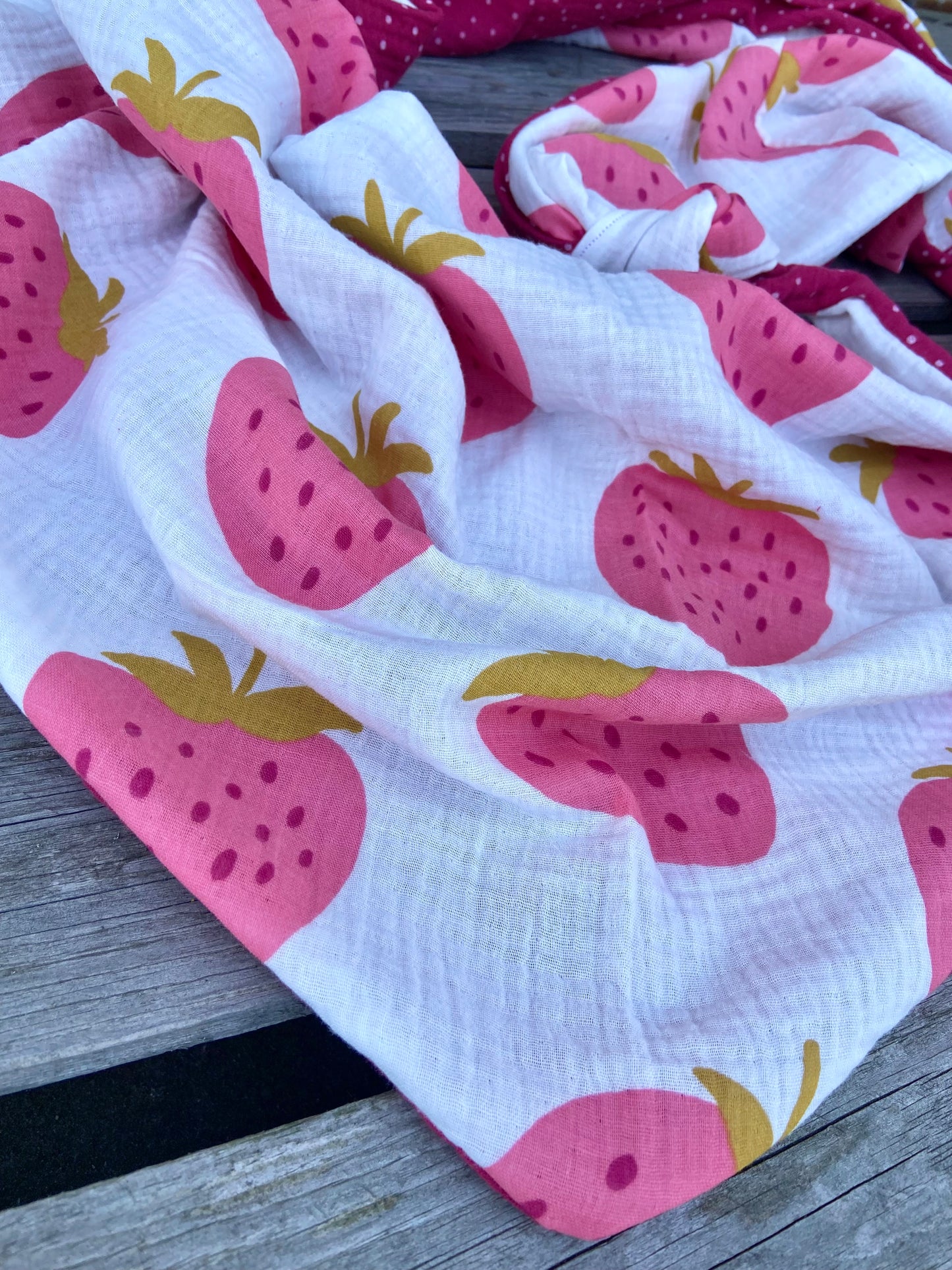 XXL Musselin Wende - Dreieckstuch / großes Tuch Damen / Geschenk Geburtstag Mama / Pünktchen Erdbeere / Muttertag