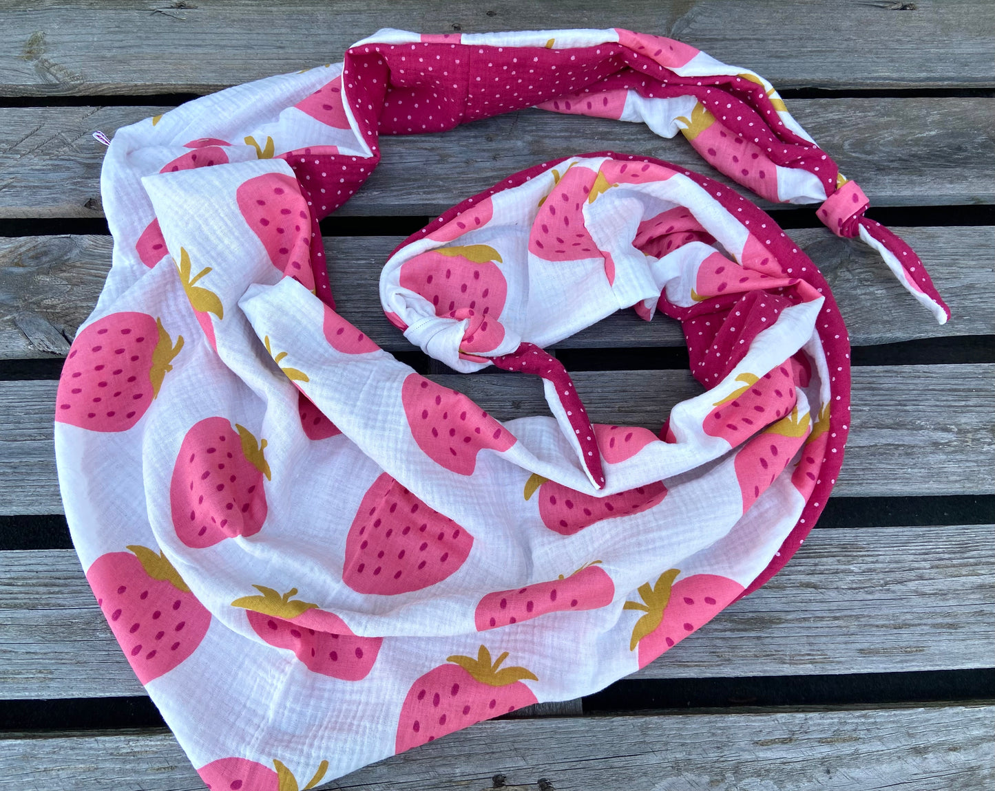 XXL Musselin Wende - Dreieckstuch / großes Tuch Damen / Geschenk Geburtstag Mama / Pünktchen Erdbeere / Muttertag