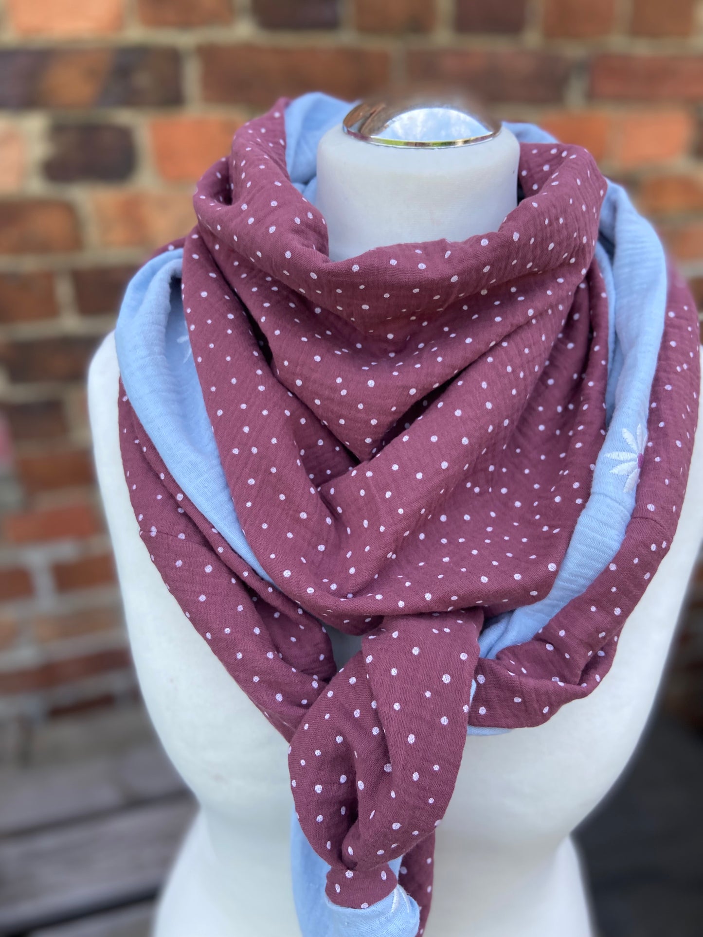 XXL Musselin Wende - Dreieckstuch / großes Tuch Damen / Geschenk Geburtstag Mama / Margerite hellblau beere Pünktchen / Muttertag
