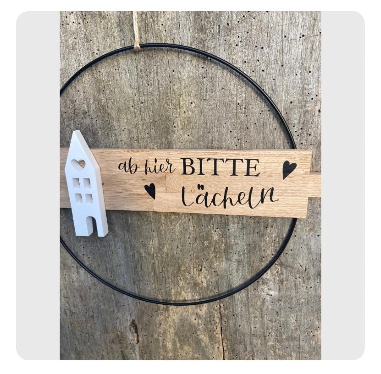 30 cm großer Türkranz Bitte Lächeln Haus Metallring Geschenk Hauseinweihung Freundin Türschild Holzschild Eingang  neues Heim Zuhause