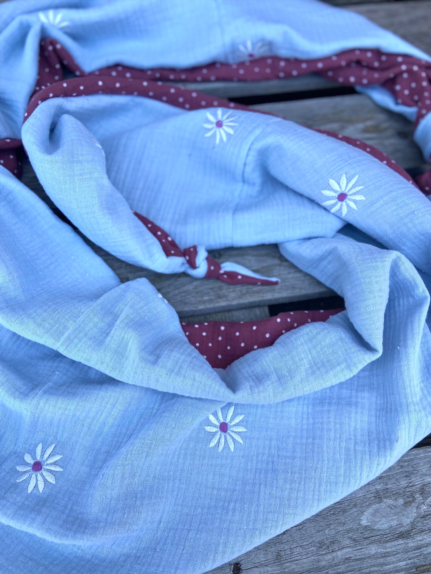 XXL Musselin Wende - Dreieckstuch / großes Tuch Damen / Geschenk Geburtstag Mama / Margerite hellblau beere Pünktchen / Muttertag