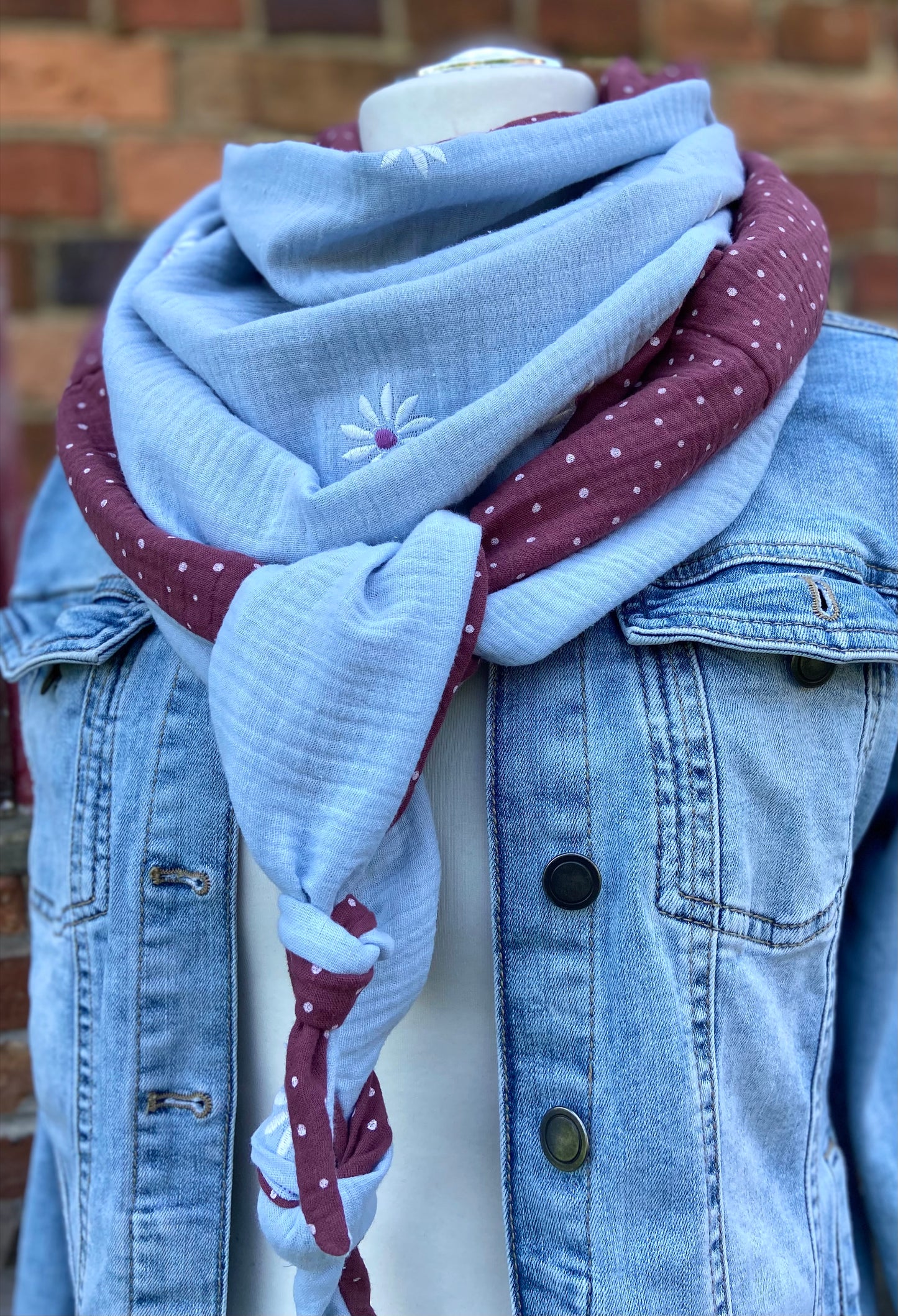 XXL Musselin Wende - Dreieckstuch / großes Tuch Damen / Geschenk Geburtstag Mama / Margerite hellblau beere Pünktchen / Muttertag