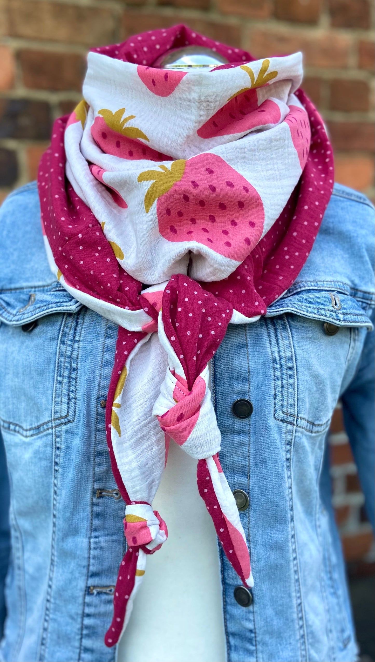 XXL Musselin Wende - Dreieckstuch / großes Tuch Damen / Geschenk Geburtstag Mama / Pünktchen Erdbeere / Muttertag