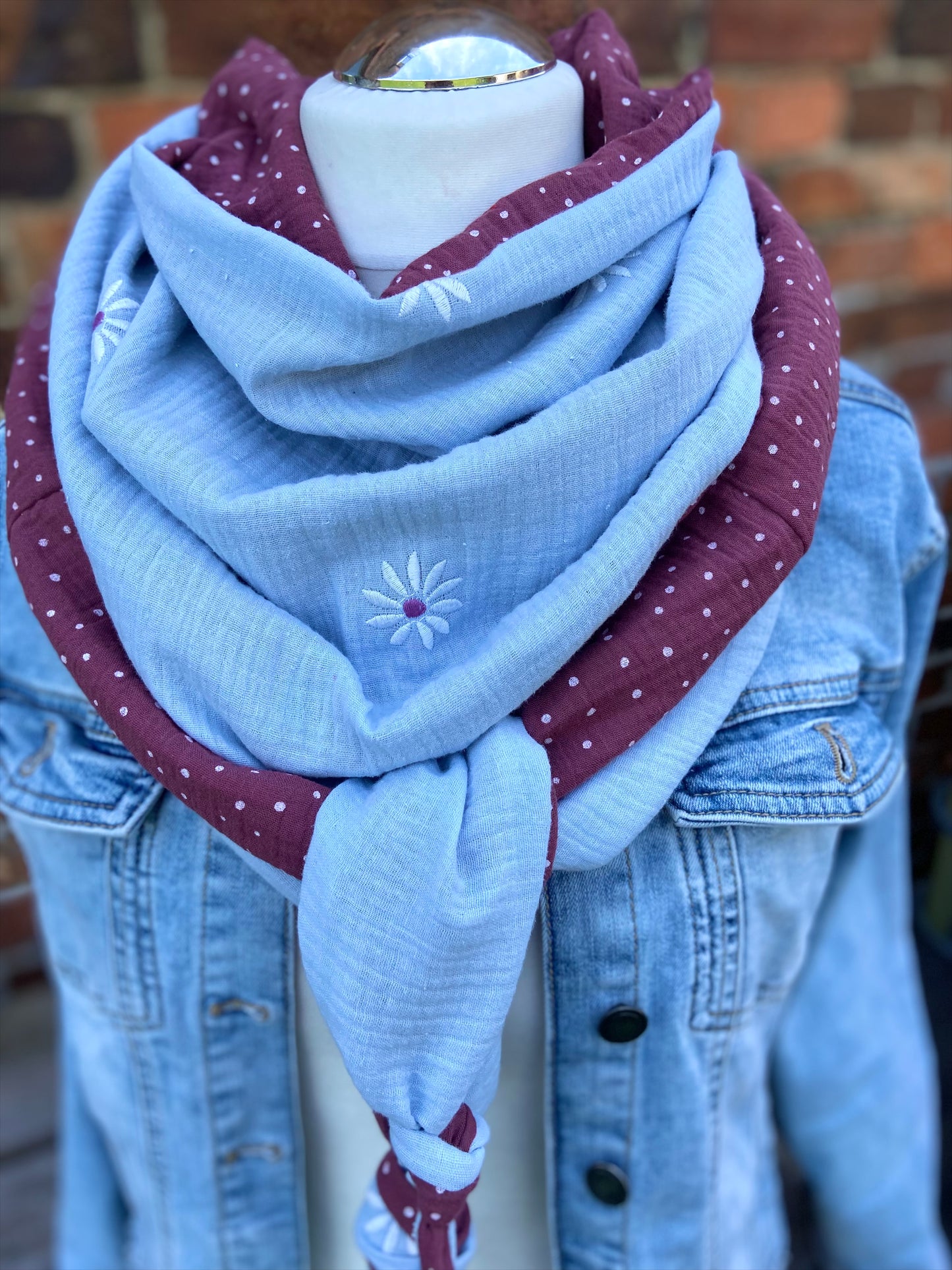 XXL Musselin Wende - Dreieckstuch / großes Tuch Damen / Geschenk Geburtstag Mama / Margerite hellblau beere Pünktchen / Muttertag