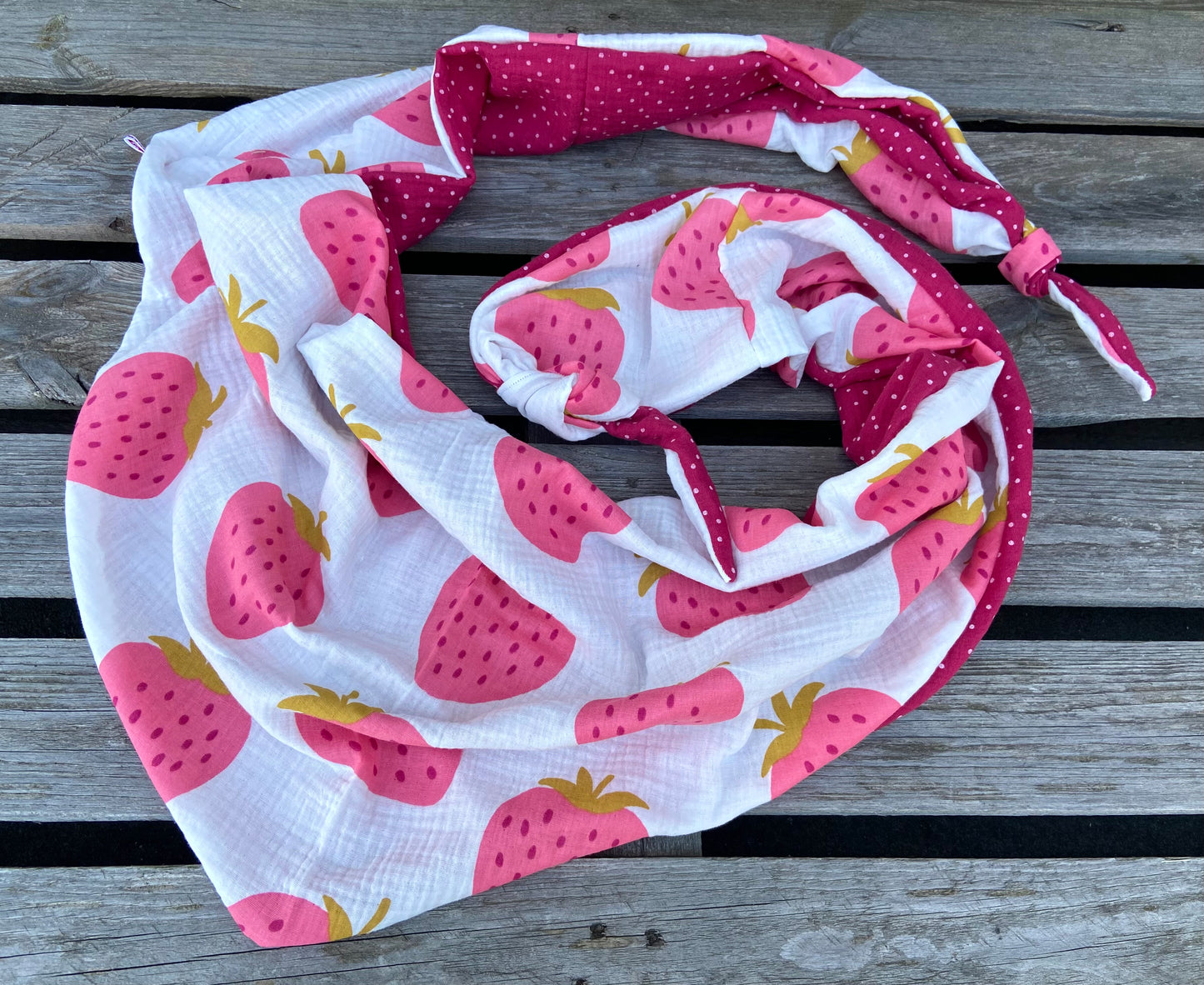 XXL Musselin Wende - Dreieckstuch / großes Tuch Damen / Geschenk Geburtstag Mama / Pünktchen Erdbeere / Muttertag