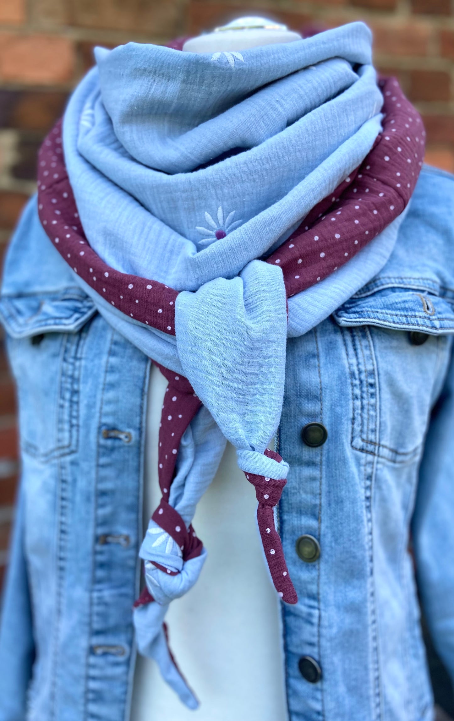 XXL Musselin Wende - Dreieckstuch / großes Tuch Damen / Geschenk Geburtstag Mama / Margerite hellblau beere Pünktchen / Muttertag