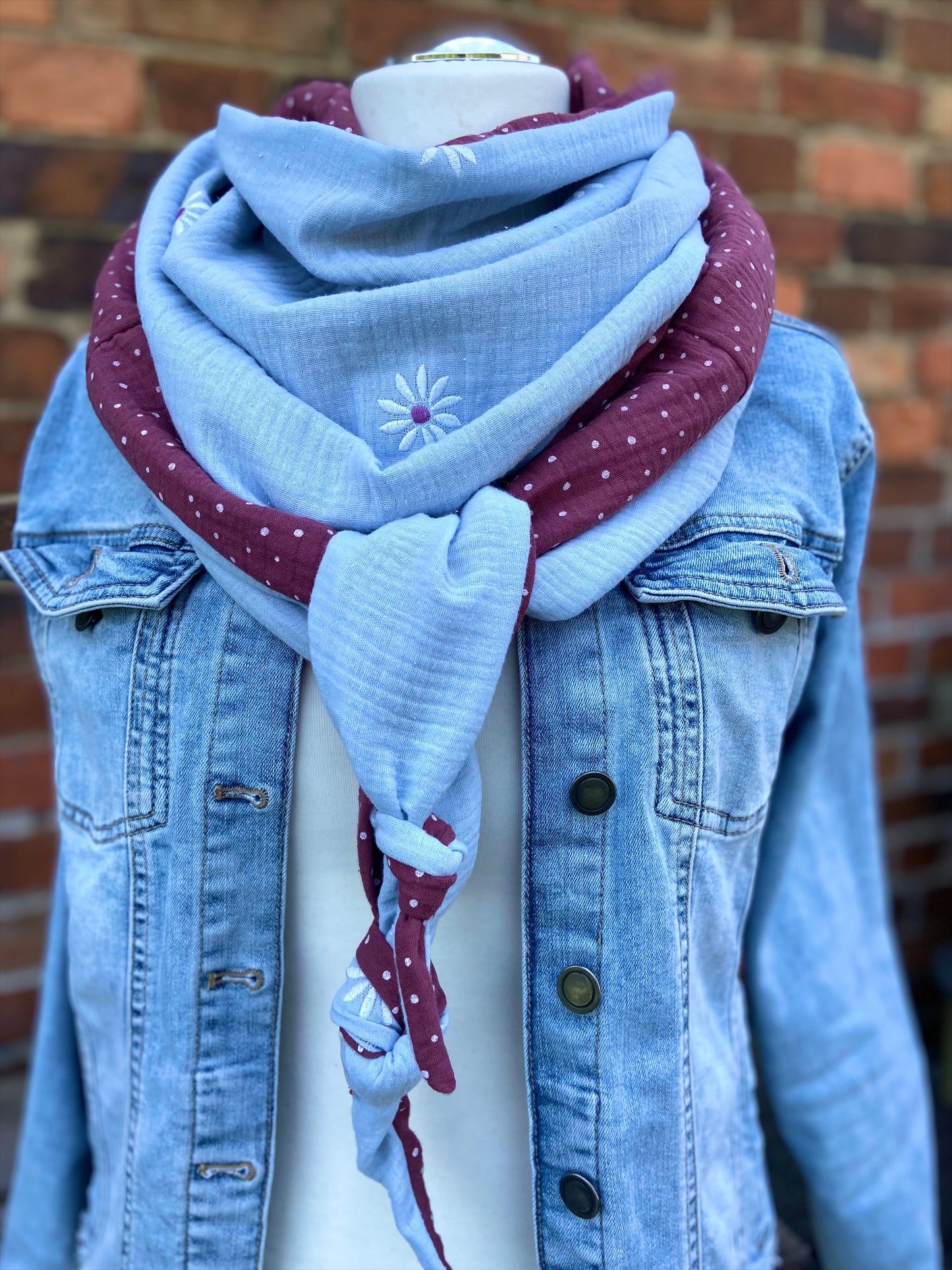 XXL Musselin Wende - Dreieckstuch / großes Tuch Damen / Geschenk Geburtstag Mama / Margerite hellblau beere Pünktchen / Muttertag