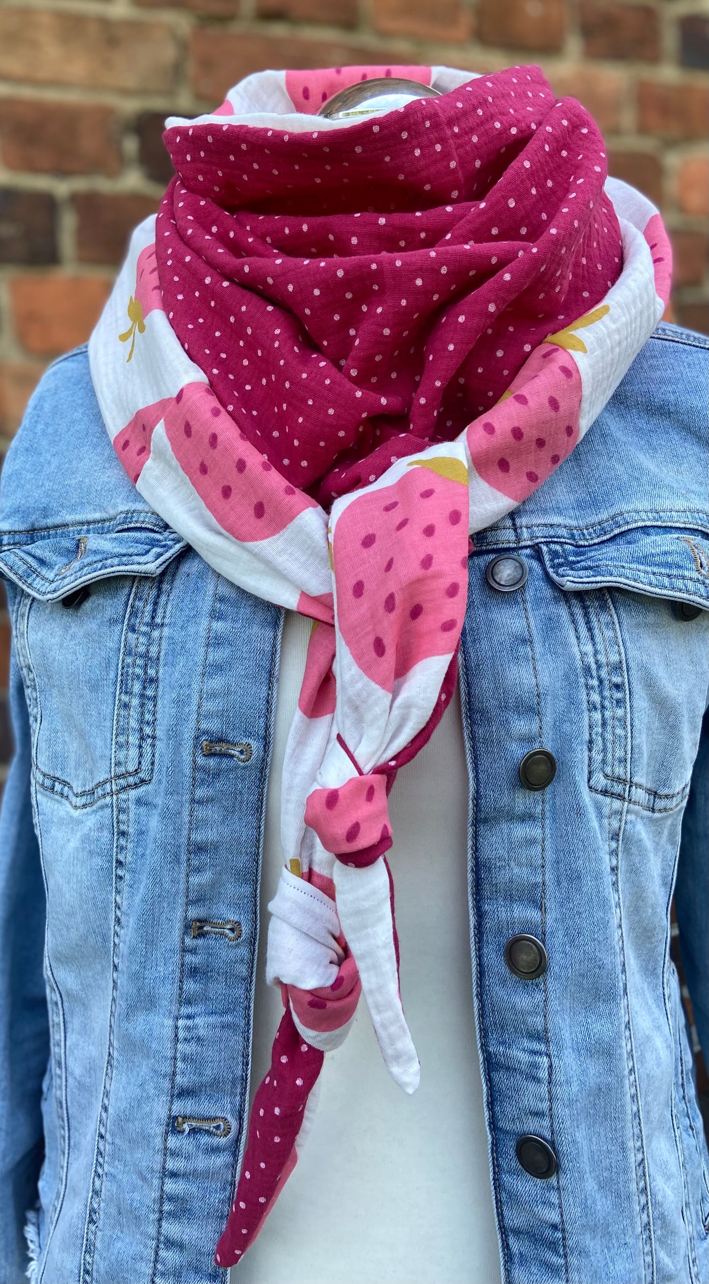 XXL Musselin Wende - Dreieckstuch / großes Tuch Damen / Geschenk Geburtstag Mama / Pünktchen Erdbeere / Muttertag